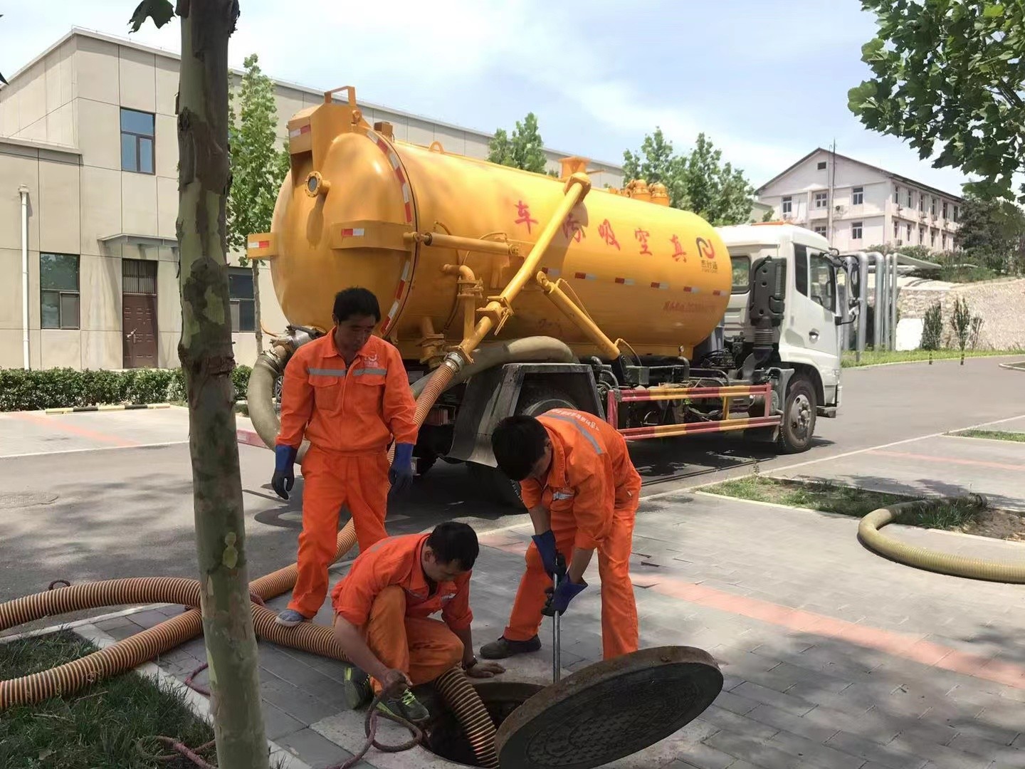 隆林管道疏通车停在窨井附近