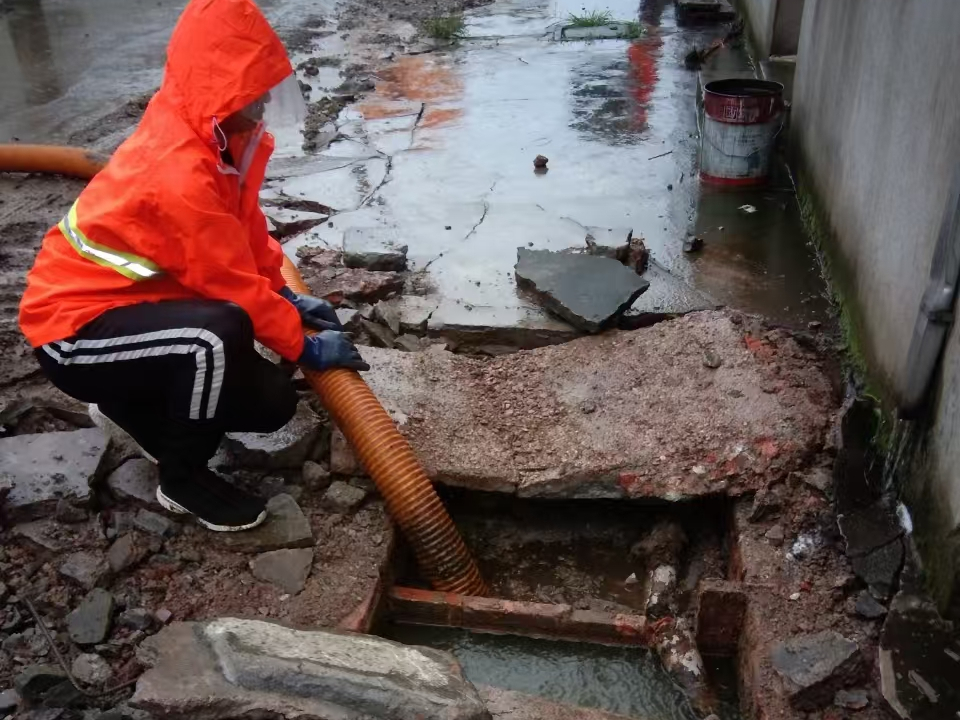 隆林专业清理污水池 炜誉市政以规范流程守护城市 “肠道”